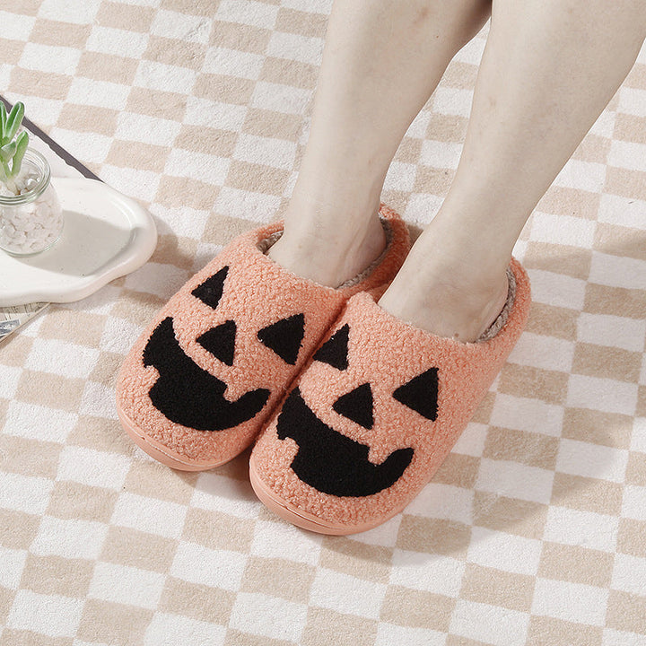 Unisex Halloween-tofflor i plysch med pumpa- och spökdesign, mysiga slip-in skor, perfekt för festlig höstkomfort.