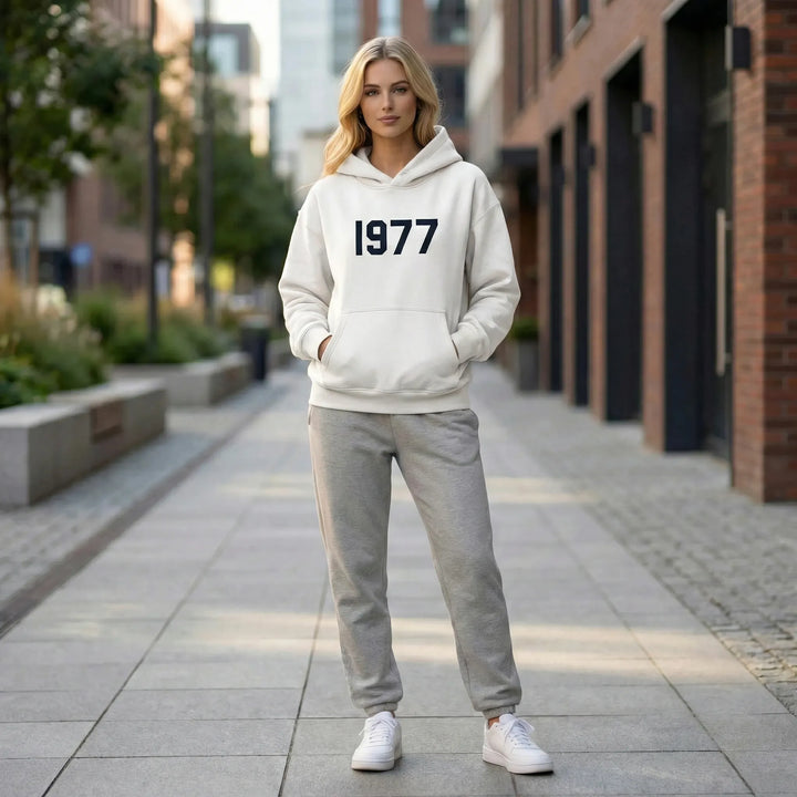 Varm och bekväm unisex hoodie med raglanärmar. Retro 1977-tryck för en modern streetwear-stil på vintern.