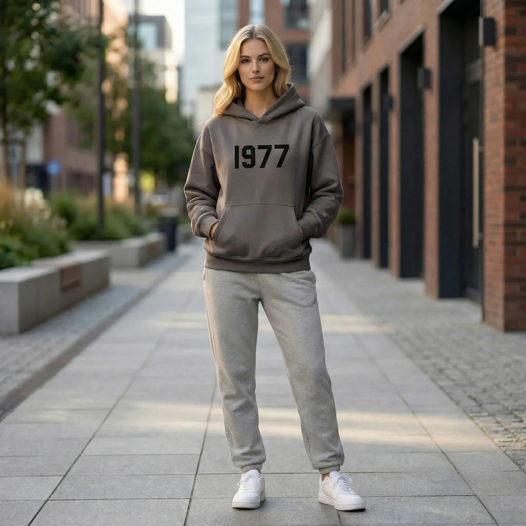 Unisex raglanärmad hoodie, 'Chase' modell. Retro 1977-tryck, perfekt luvtröja för streetwear och fritid.