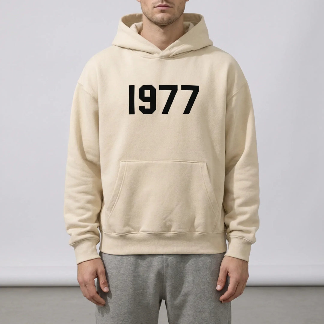 Bekväm unisex hoodie i streetwear-stil med raglanärmar. Retro 1977-design, idealisk för fritid.