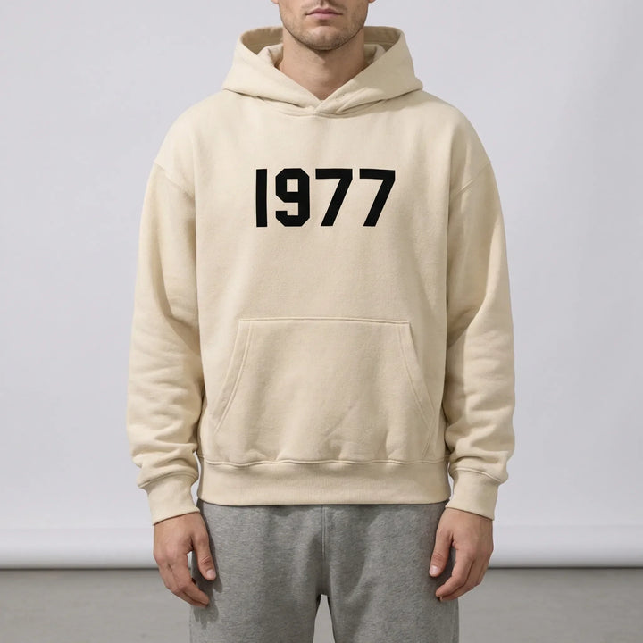Bekväm unisex hoodie i streetwear-stil med raglanärmar. Retro 1977-design, idealisk för fritid.