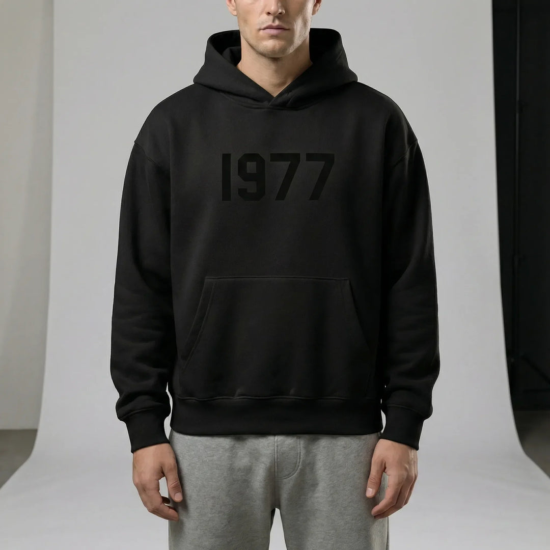 Chase Raglan Street Hoodie: En bekväm unisex luvtröja med retro 1977-stil för avslappnad look.