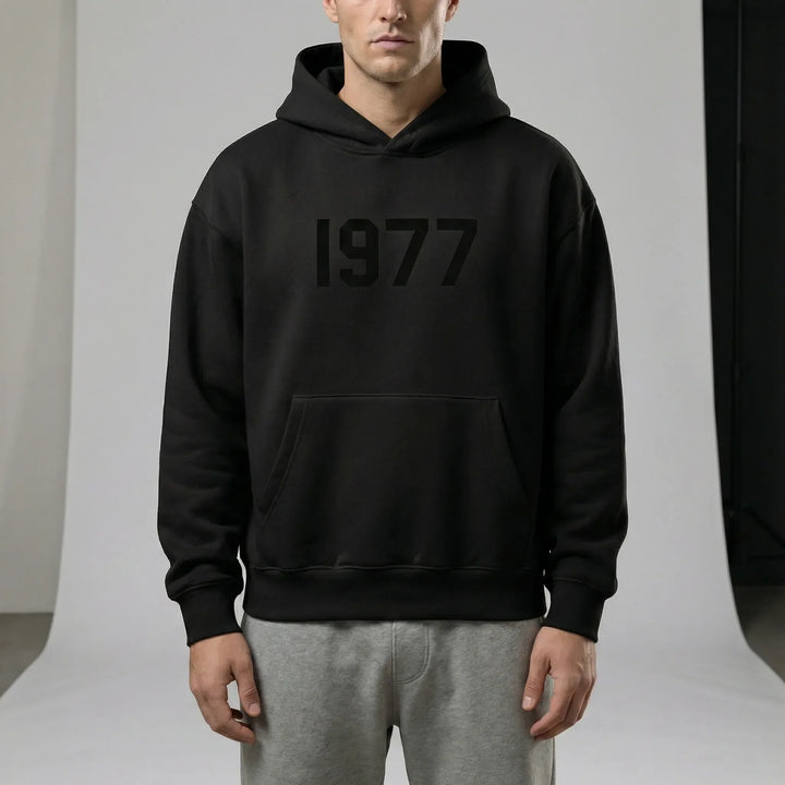 Chase Raglan Street Hoodie: En bekväm unisex luvtröja med retro 1977-stil för avslappnad look.