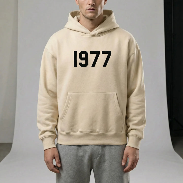 Unisex raglanärmad luvtröja med retro 1977-tryck. Streetwear hoodie för bekvämt fritidsmode.