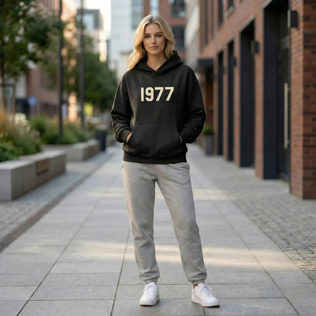 Streetwear-ikon: Unisex retrotröja med raglanärmar och 1977-tryck. En modern och bekväm luvtröja.