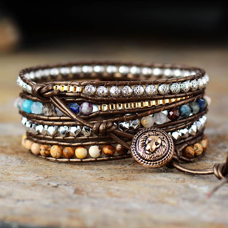 Detaljbild av handgjort unisex läderarmband med jaspis & kvartskristaller. Lindat för jordande energi.
