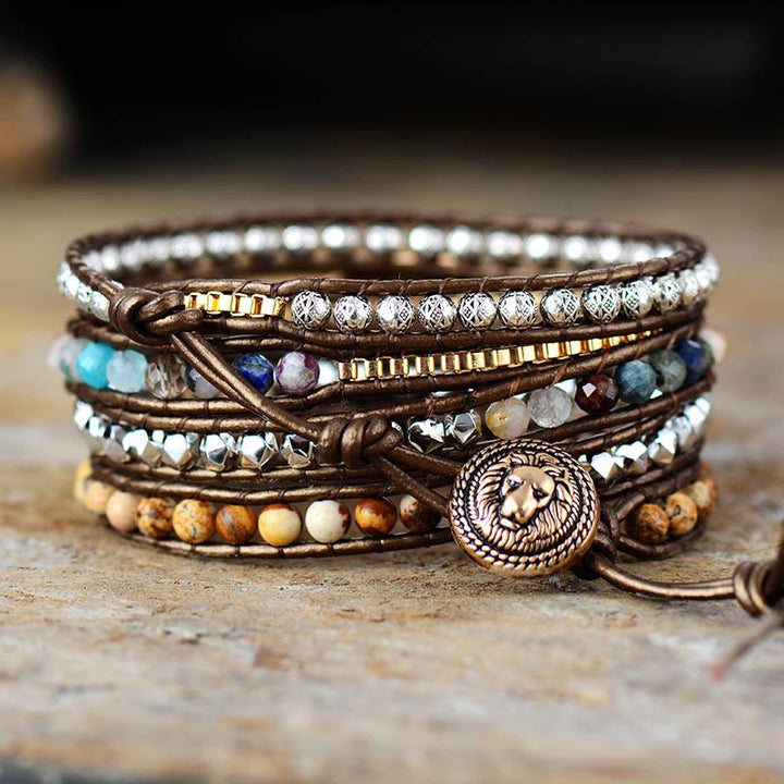 Detaljbild av handgjort unisex läderarmband med jaspis & kvartskristaller. Lindat för jordande energi.