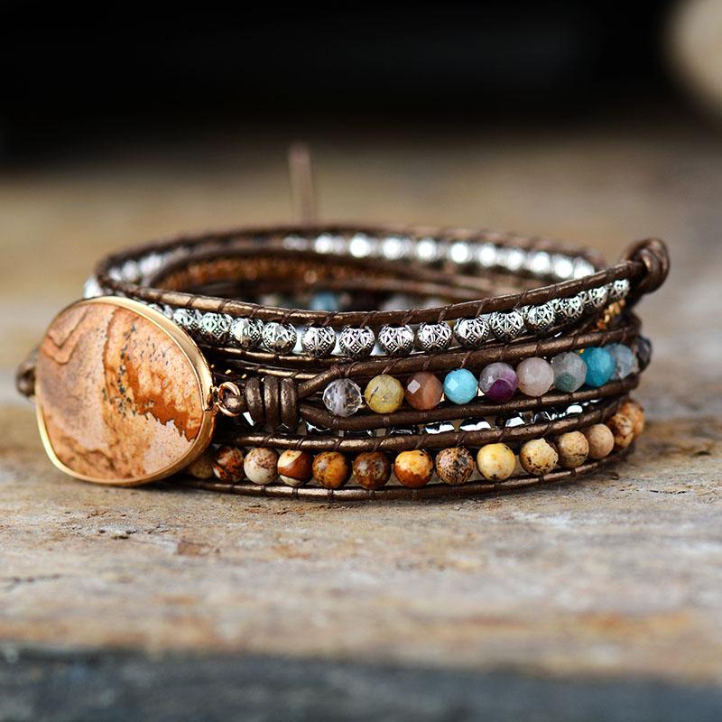 Elegant unisex jordande armband med naturstenar & läder, lindat smycke för välbefinnande och balans.
