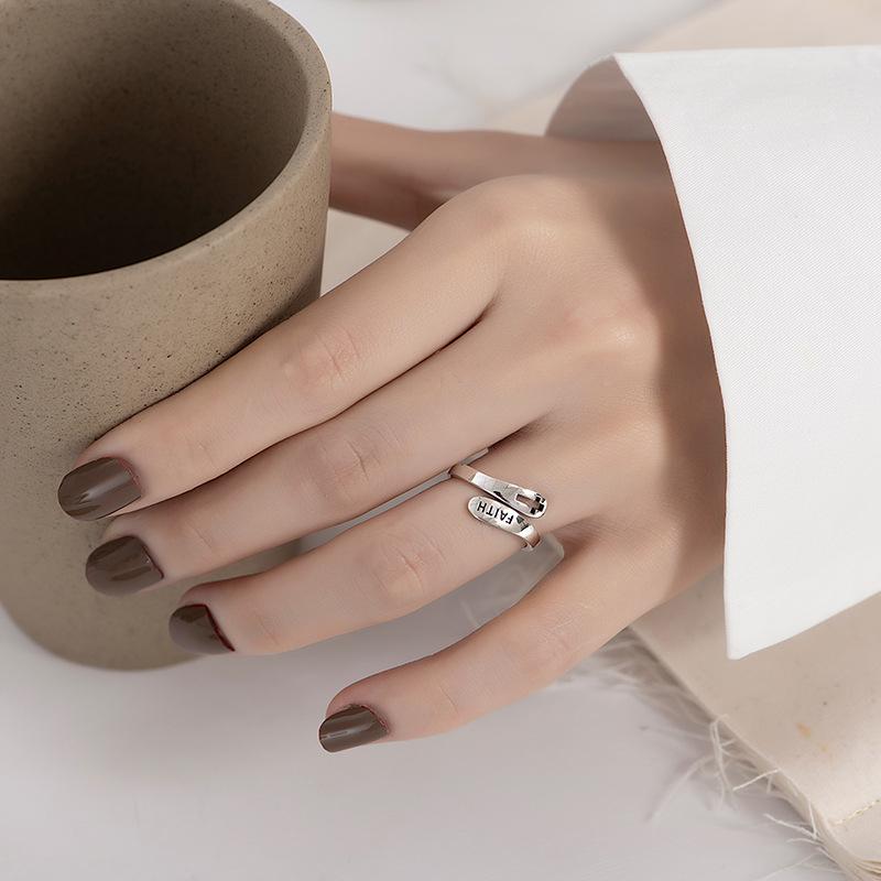 "Unisex justerbar silverring med ihålig korsdesign, elegant och enkel, kompatibel med alla fingrar och stilfull för alla."