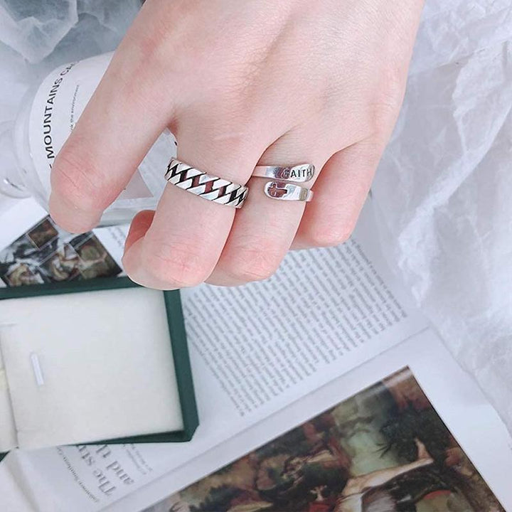 "Unisex justerbar silverring med ihålig korsdesign, elegant och enkel, kompatibel med alla fingrar och stilfull för alla."
