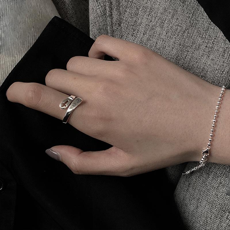 "Unisex justerbar silverring med ihålig korsdesign, elegant och enkel, kompatibel med alla fingrar och stilfull för alla."