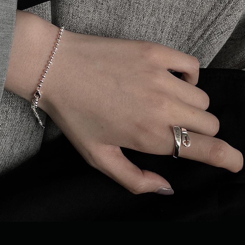 "Unisex justerbar silverring med ihålig korsdesign, elegant och enkel, kompatibel med alla fingrar och stilfull för alla."