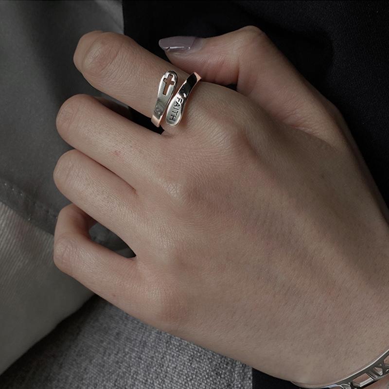 "Unisex justerbar silverring med ihålig korsdesign, elegant och enkel, kompatibel med alla fingrar och stilfull för alla."