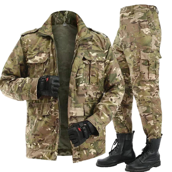 Unisex kamouflage utomhusset, robust och vattenavvisande, perfekt för höstvandring i skogen.