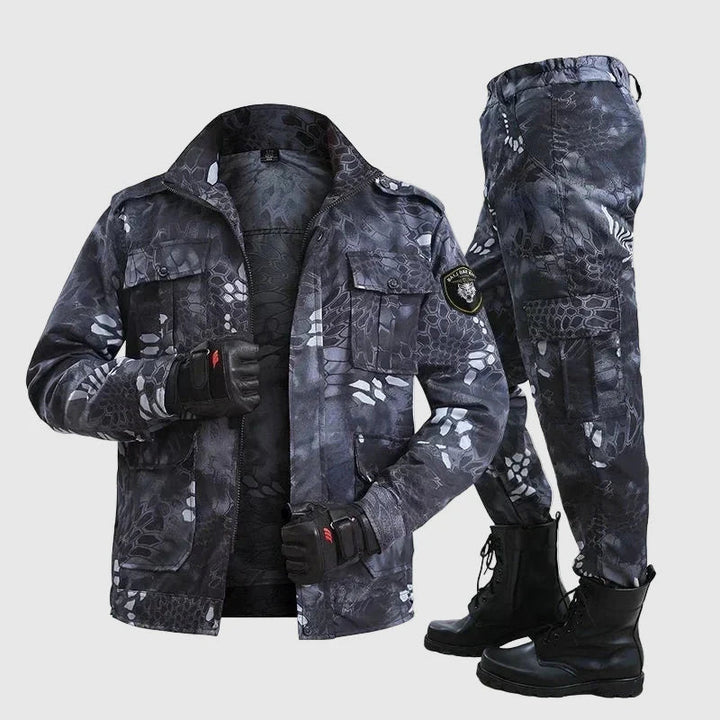 Detaljbild av unisex kamouflagebyxor i slitstarkt, vattenavvisande material för friluftsliv.
