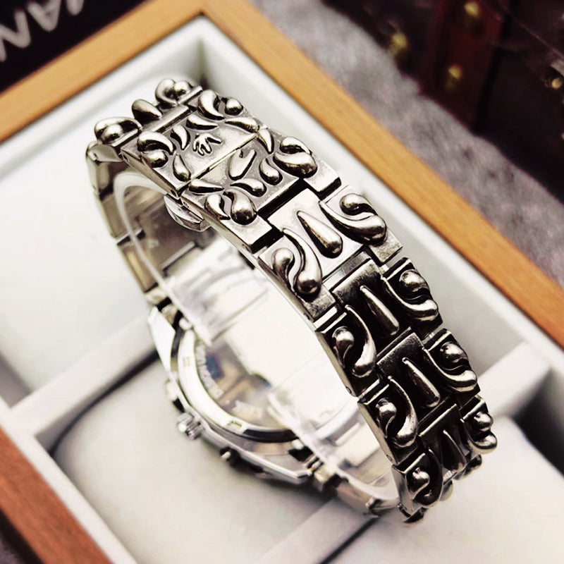 Överblick av sortimentet av unisex klockor i olika färger: röd, svart, silver och grön, med skulptural design.