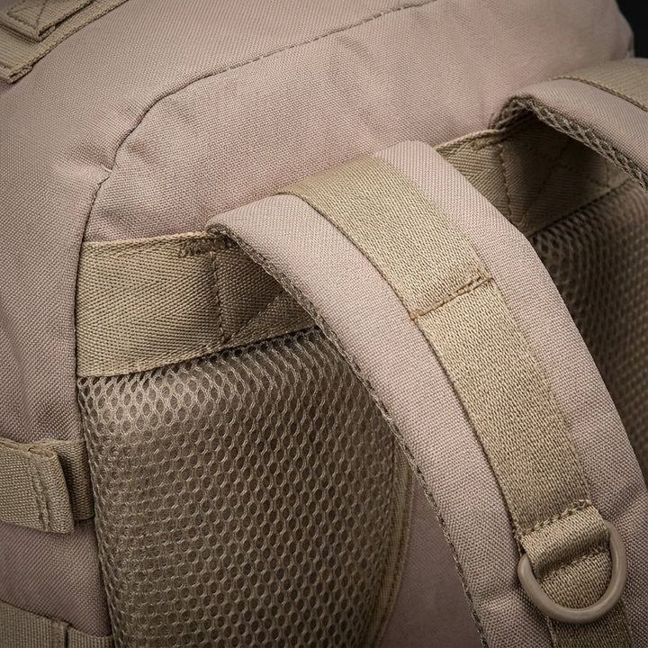 NomadLite reseryggsäck 30L med smarta fack och organizer. En perfekt lättviktig kabinväska för flygresor.