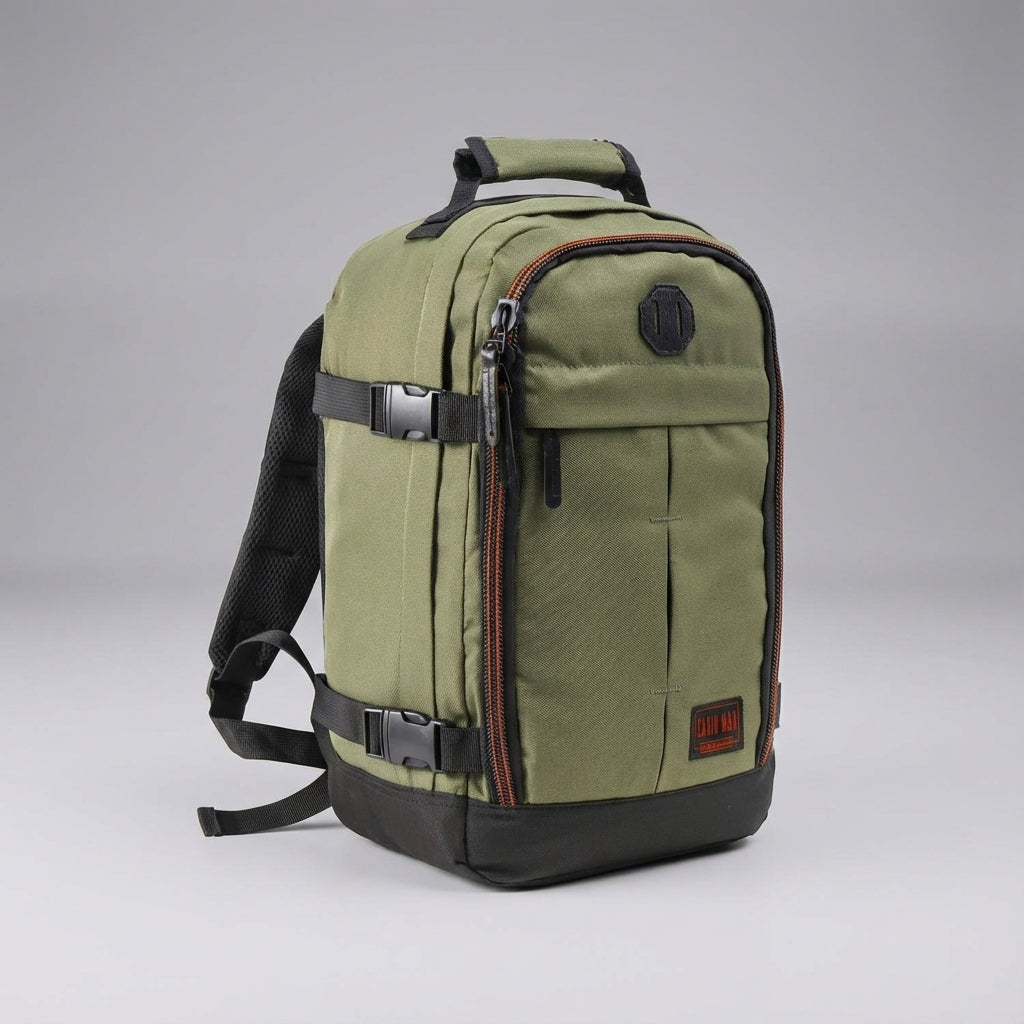 Interiör av NomadLite 30L reseryggsäck, visar organizer och gott om plats för effektiv packning. Kompakt.