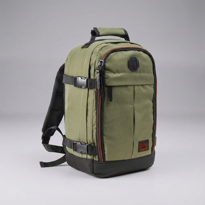 Interiör av NomadLite 30L reseryggsäck, visar organizer och gott om plats för effektiv packning. Kompakt.