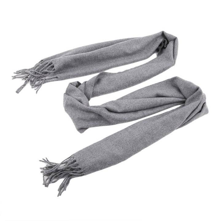 Detaljbild av mjuk unisex halsduk med eleganta fransar, idealisk som modeaccessoar.