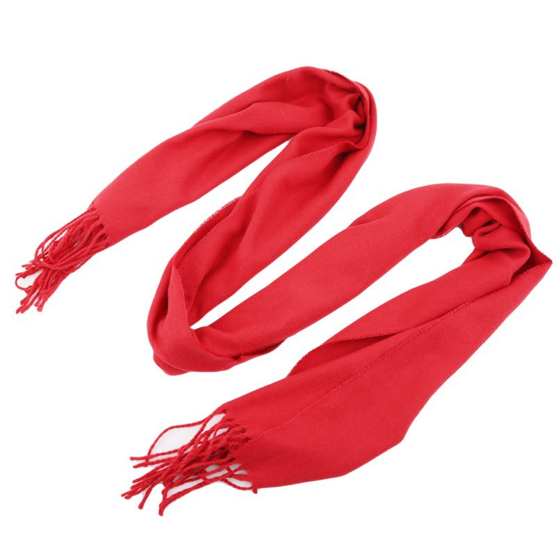 Unisex halsduk i närbild som visar stickat mönster och fransdetaljer, mjuk och värmande.