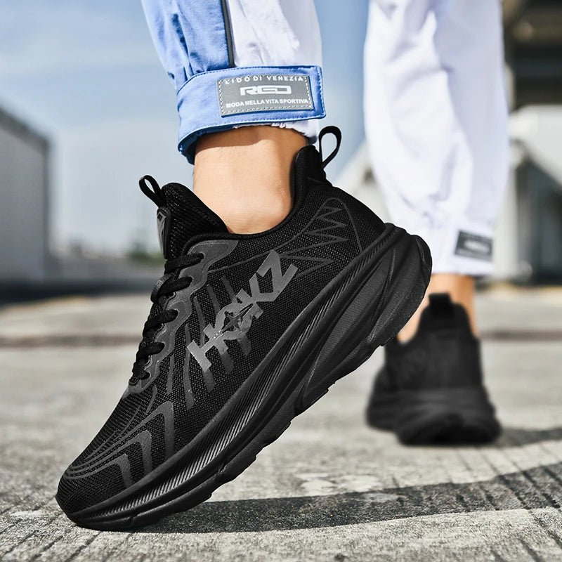 Ergonomiska löparskor på löpare. Lättviktiga, dämpade träningsskor för optimal prestation.