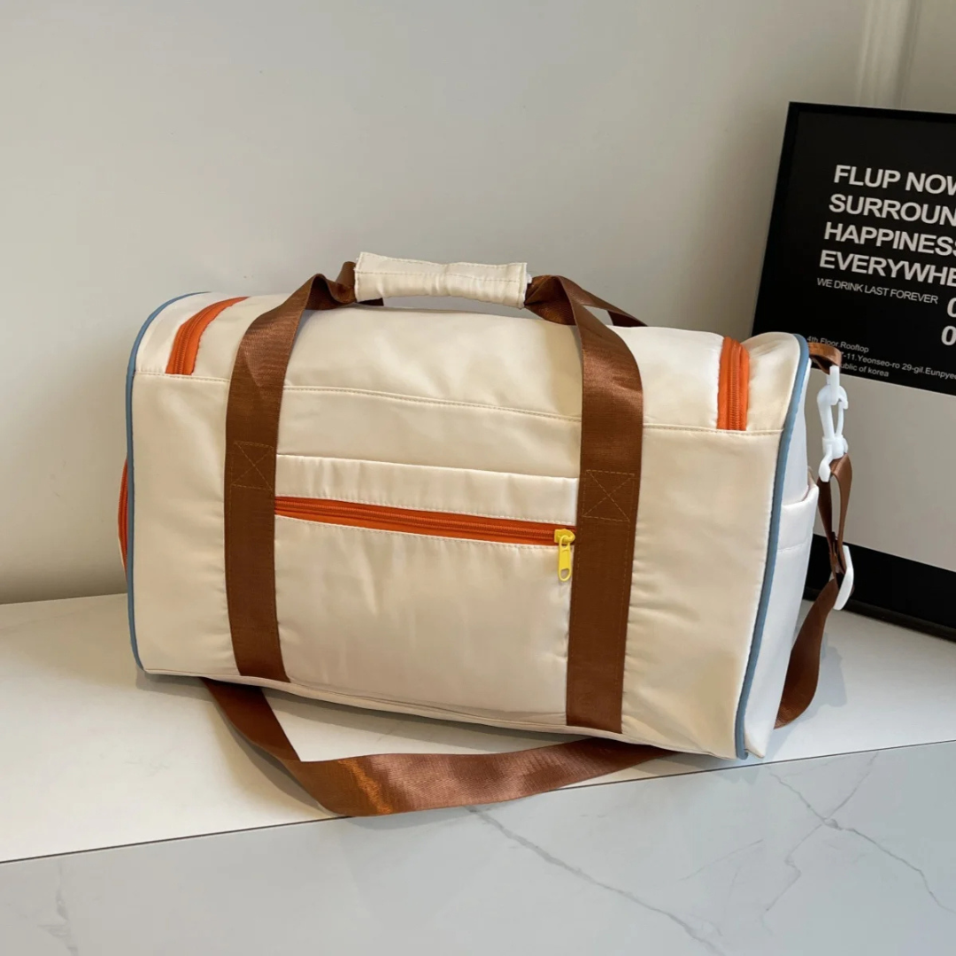 Lättvikts resväska/duffel med smarta färgblock och organiserade fack för effektiv packning.