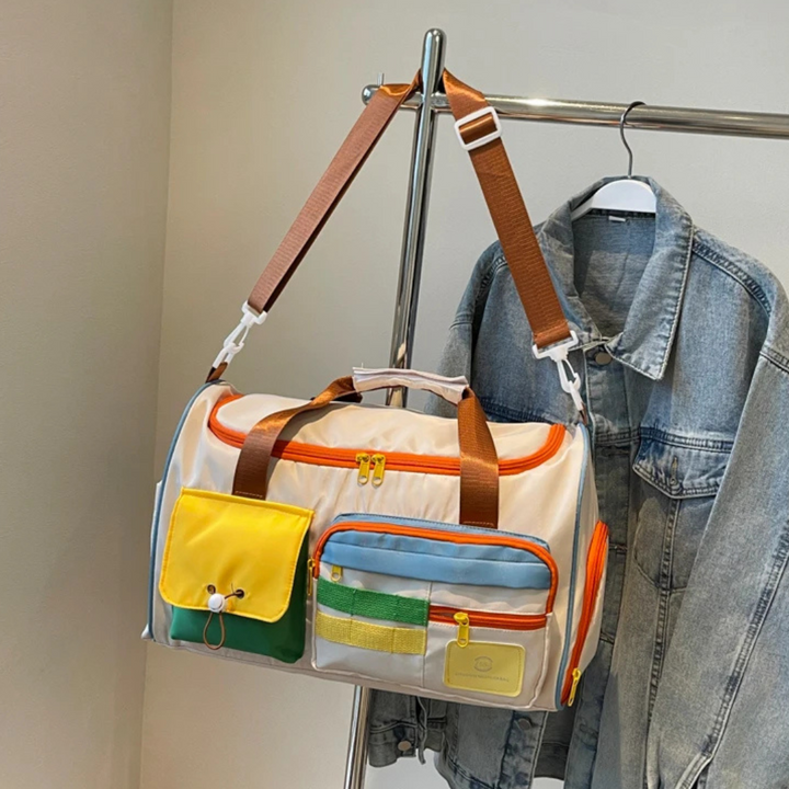 Modern unisex duffelväska med färgblock, en stilren och funktionell följeslagare för alla tillfällen.