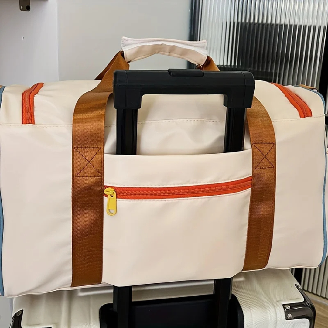 Slitstark och lättviktig duffelväska med färgblock. Utmärkt som gymväska eller handbagage.