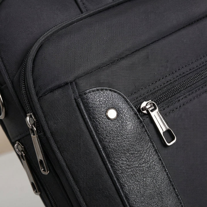 Slitstark canvas laptopväska med gott om utrymme. Organiserade fack för dator och tillbehör, perfekt unisex pendlarväska.