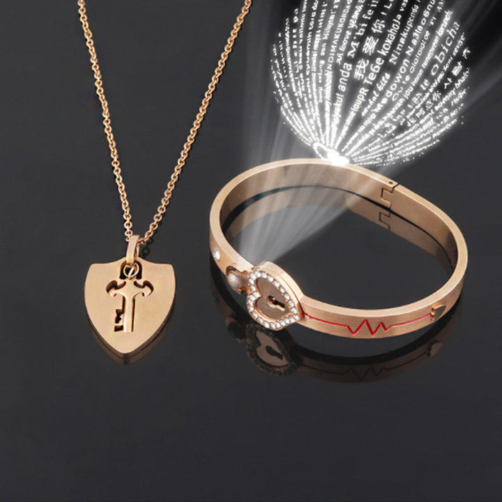 Unisex låsarmband och nyckelhalsband i titanstål, elegant design i stål och roséguld, stilfullt och hållbart smyckeset.