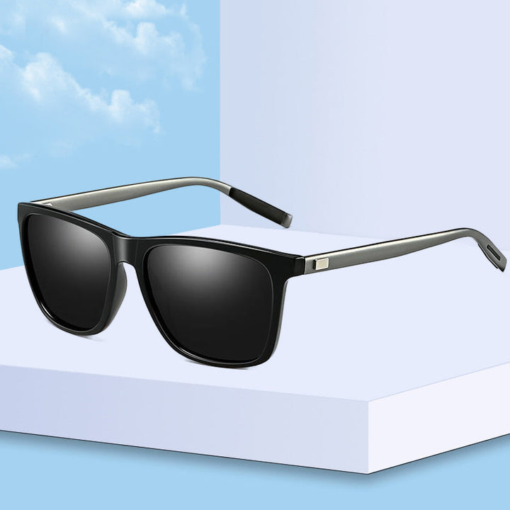 "Unisex lättvikts TR90 polariserade solglasögon med stilren design, svart ram och silver linser, perfekt för utomhusbruk."