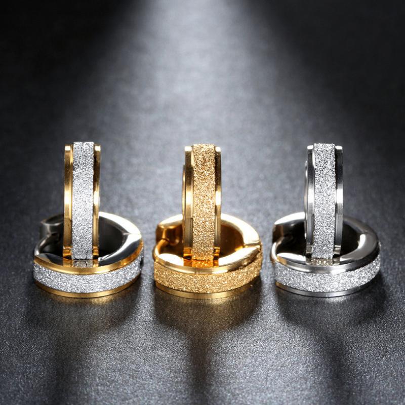 "Unisex magnetiska örhängen i rostfritt stål, elegant rund design i silver och guld, perfekt som trendig accessoar."