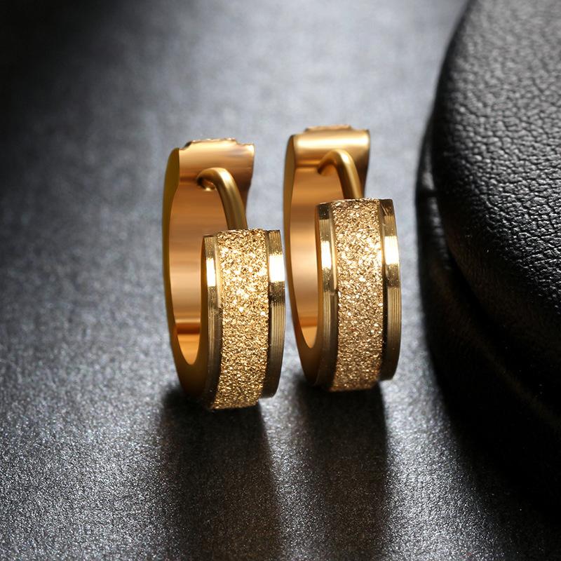 "Unisex magnetiska örhängen i rostfritt stål, elegant rund design i silver och guld, perfekt som trendig accessoar."