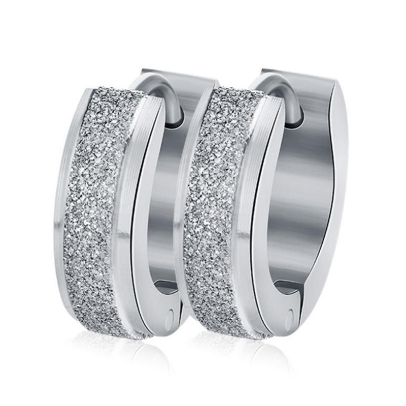 "Unisex magnetiska örhängen i rostfritt stål, elegant rund design i silver och guld, perfekt som trendig accessoar."