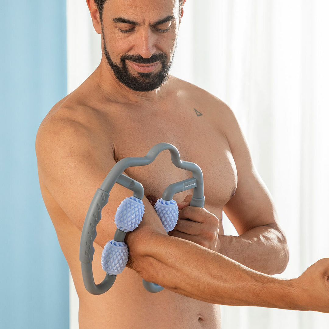 "Unisex massagerulle med 4 roterande rullar i blå färg, ergonomisk design för djupgående muskelmassage och avkoppling."