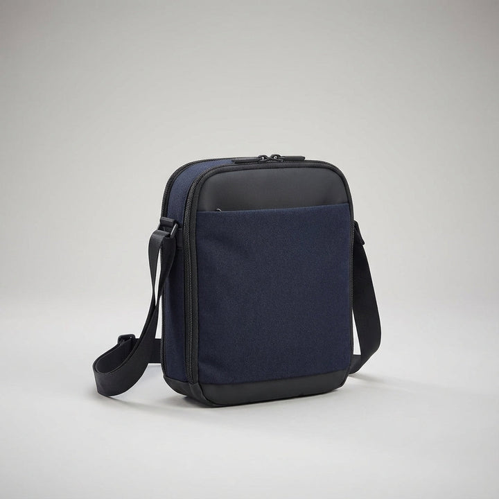Kompakt unisex crossbodyväska CarryGuard med inbyggd organiserare. Vattenavvisande för säker förvaring.