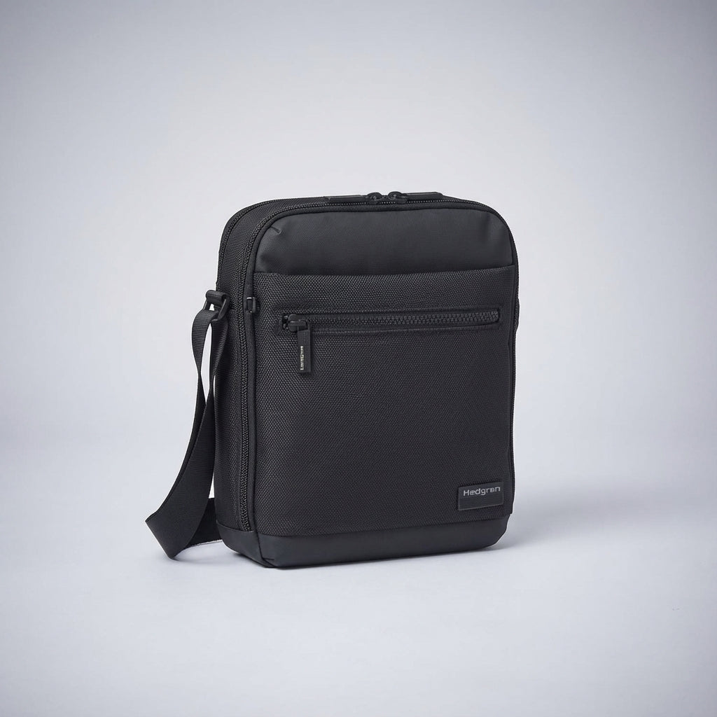 Praktisk CarryGuard vardagsväska, vattenavvisande och med RFID-skydd. Kompakt unisex axelväska med organiserare.