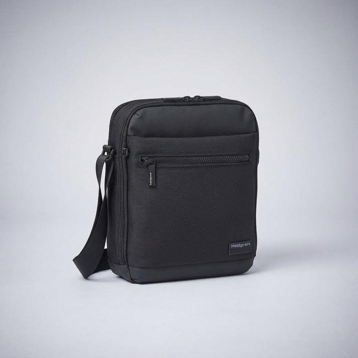 Praktisk CarryGuard vardagsväska, vattenavvisande och med RFID-skydd. Kompakt unisex axelväska med organiserare.