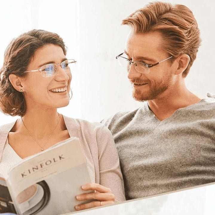 Multifokala unisex läsglasögon för åldersanpassad synkomfort, flexibla och stilrena.