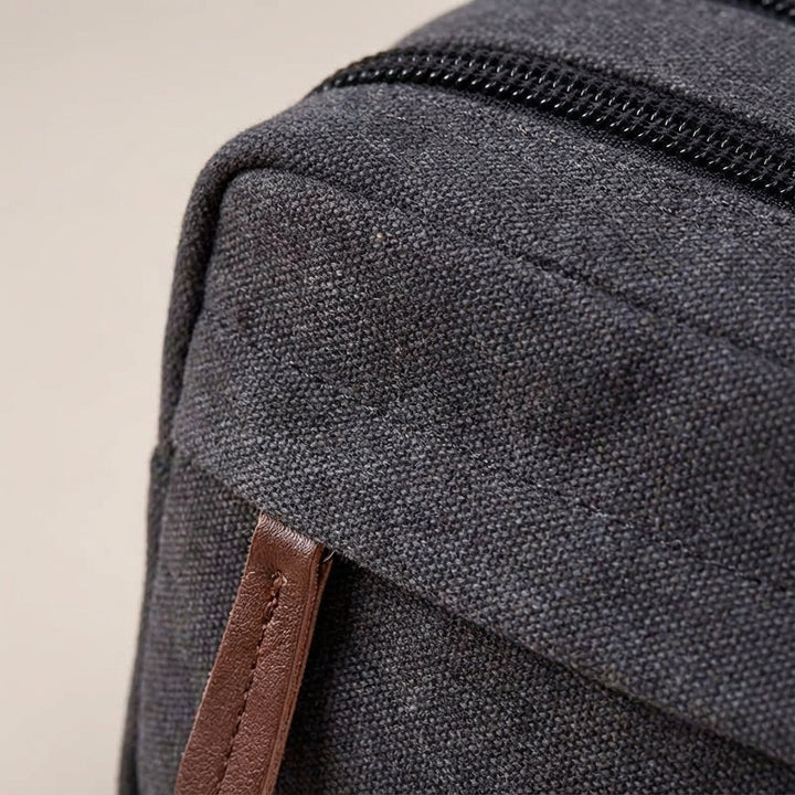 Organiserad unisex resenecessär, rymlig med dubbla fack för effektiv packning.