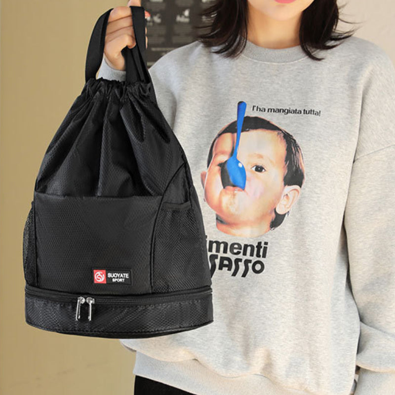 "Unisex Oxford ryggsäck i svart oxford-tyg, hög kapacitet, dragsko och justerbara remmar, sedd framifrån."