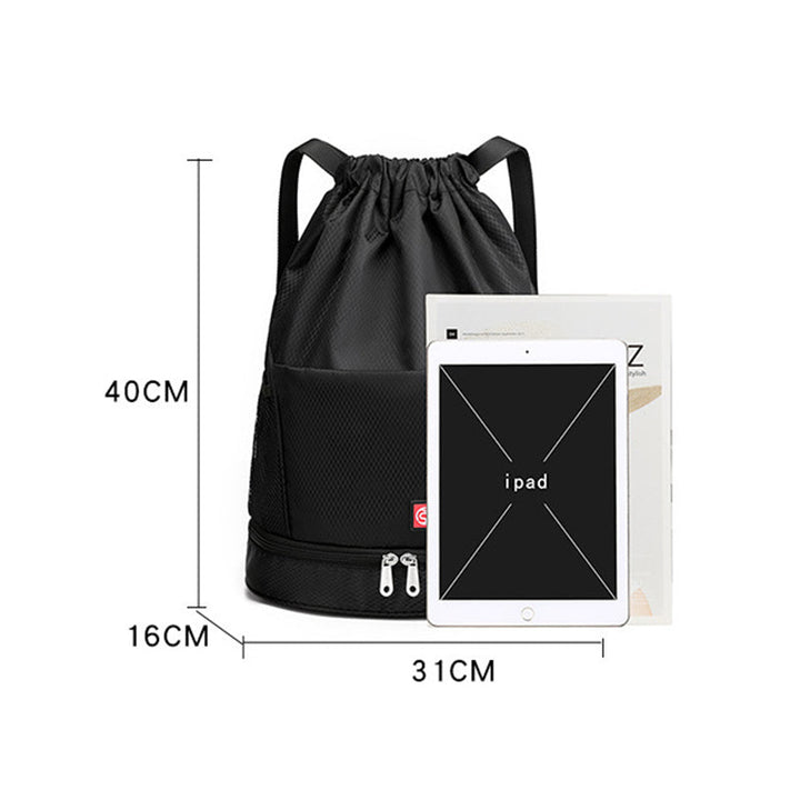 "Unisex Oxford ryggsäck i svart oxford-tyg, hög kapacitet, dragsko och justerbara remmar, sedd framifrån."