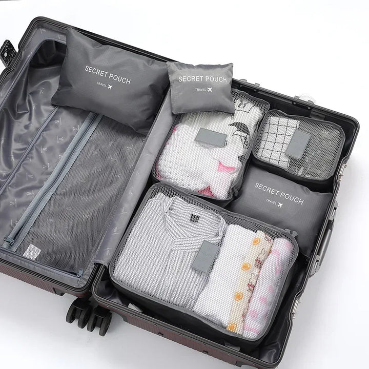 Hela setet av packningskuber utspritt. Ett komplett koffertorganisatör reseset för alla dina packbehov.