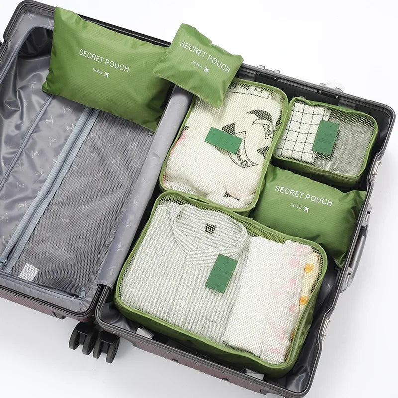 Lätta, tomma packningskuber, redo att fyllas för resväskan. Essentiellt reseset för organiserat bagage.