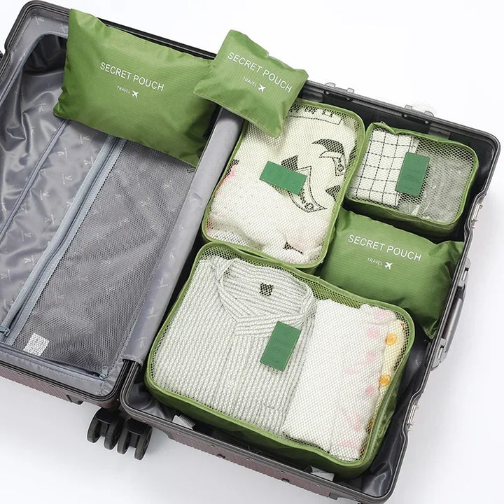 Lätta, tomma packningskuber, redo att fyllas för resväskan. Essentiellt reseset för organiserat bagage.