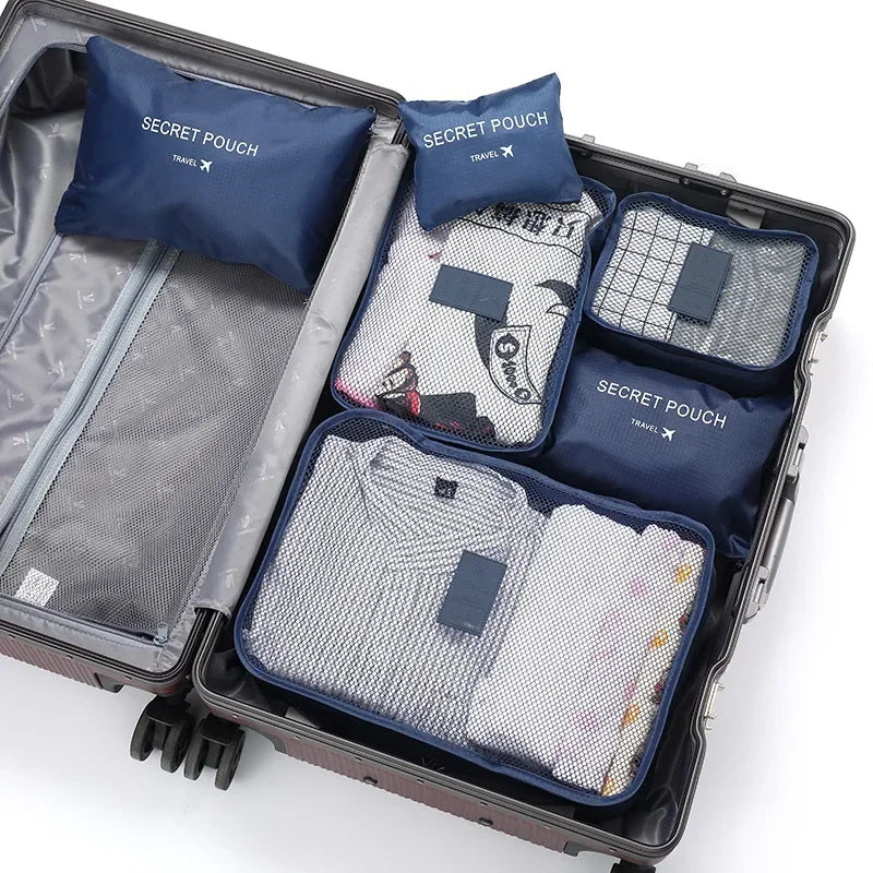 Detaljbild av robust dragkedja på packningskub i oxfordtyg. Säker förvaring av resetillbehör i resväskan.