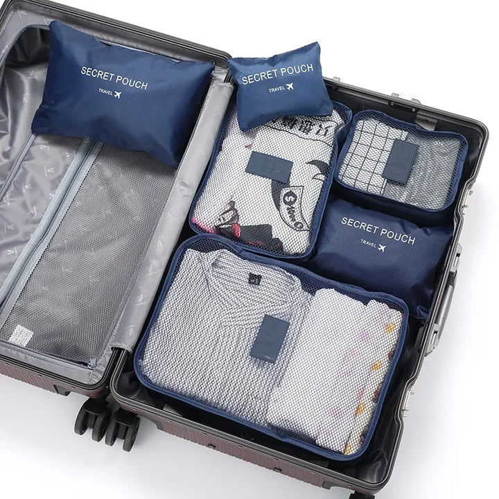 Detaljbild av robust dragkedja på packningskub i oxfordtyg. Säker förvaring av resetillbehör i resväskan.
