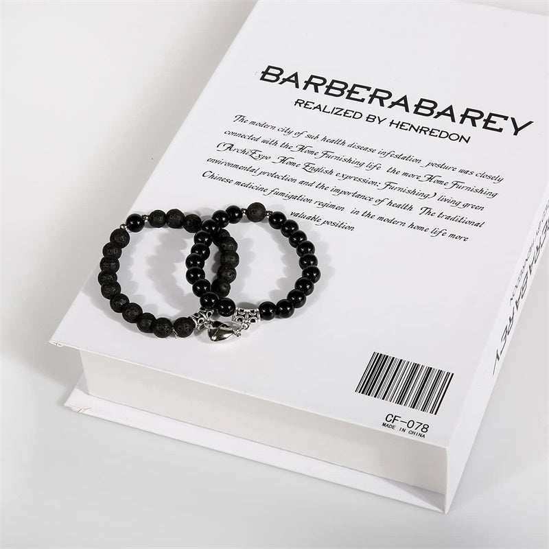 Unisex pärlarmband med magnetiska hjärtformer, naturstenar, elegant design, symbolisk för kärlek och vänskap.