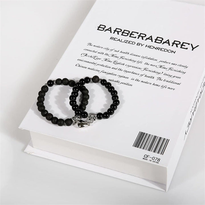 Unisex pärlarmband med magnetiska hjärtformer, naturstenar, elegant design, symbolisk för kärlek och vänskap.